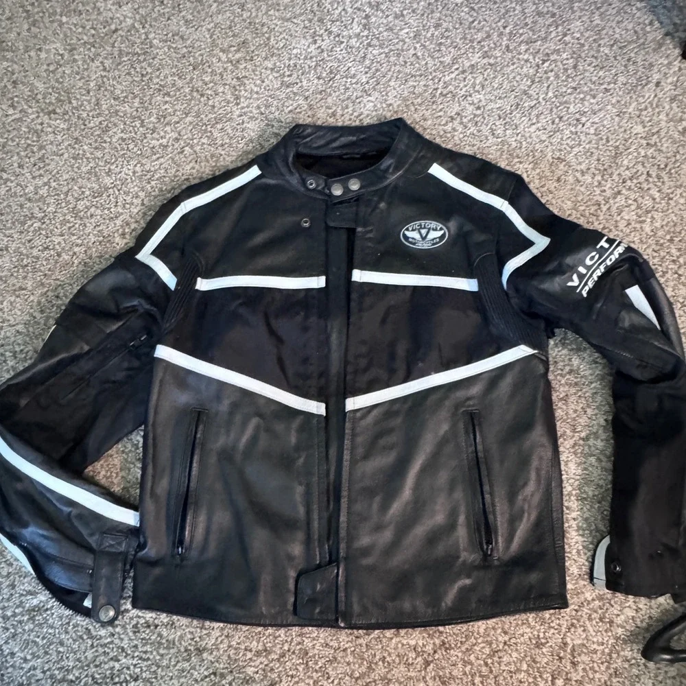 Victory Motorcycle Men's Medium Black Leather Full Zip Motorcycle Jacket